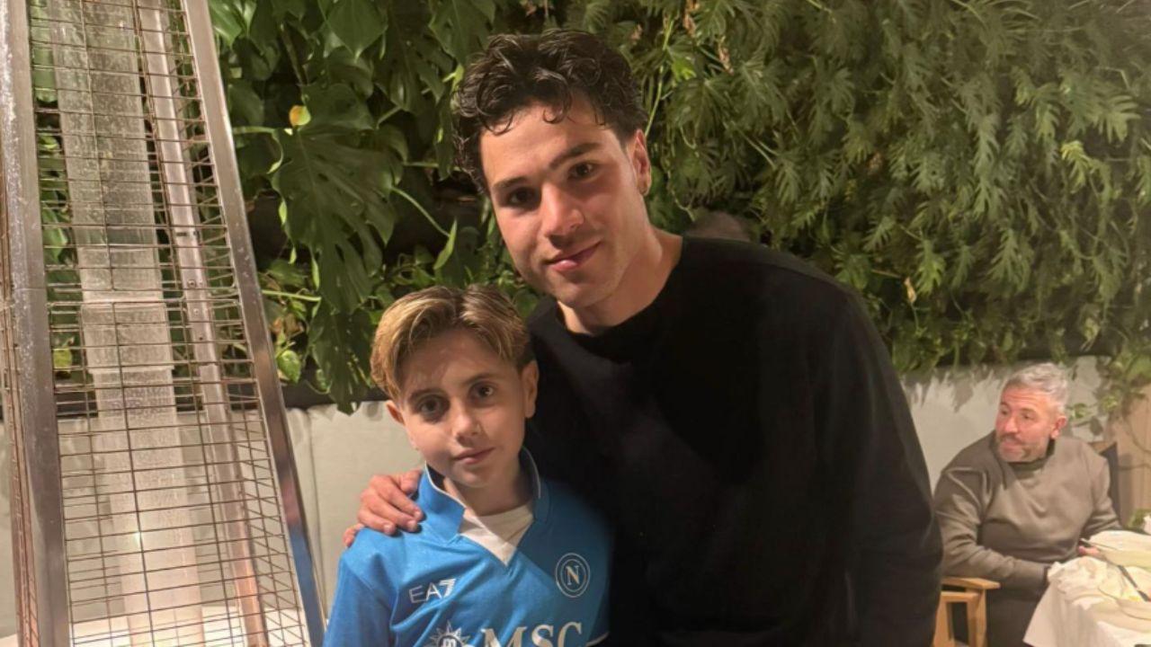 Vergara accontenta i tifosi: selfie e autografo con un bambino mentre era a cena | VIDEO