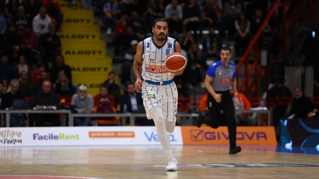 Guerri Napoli, Naz Mitrou-Long &egrave; tornato in citt&agrave;! Ora continuer&agrave; il recupero dopo la frattura al dito