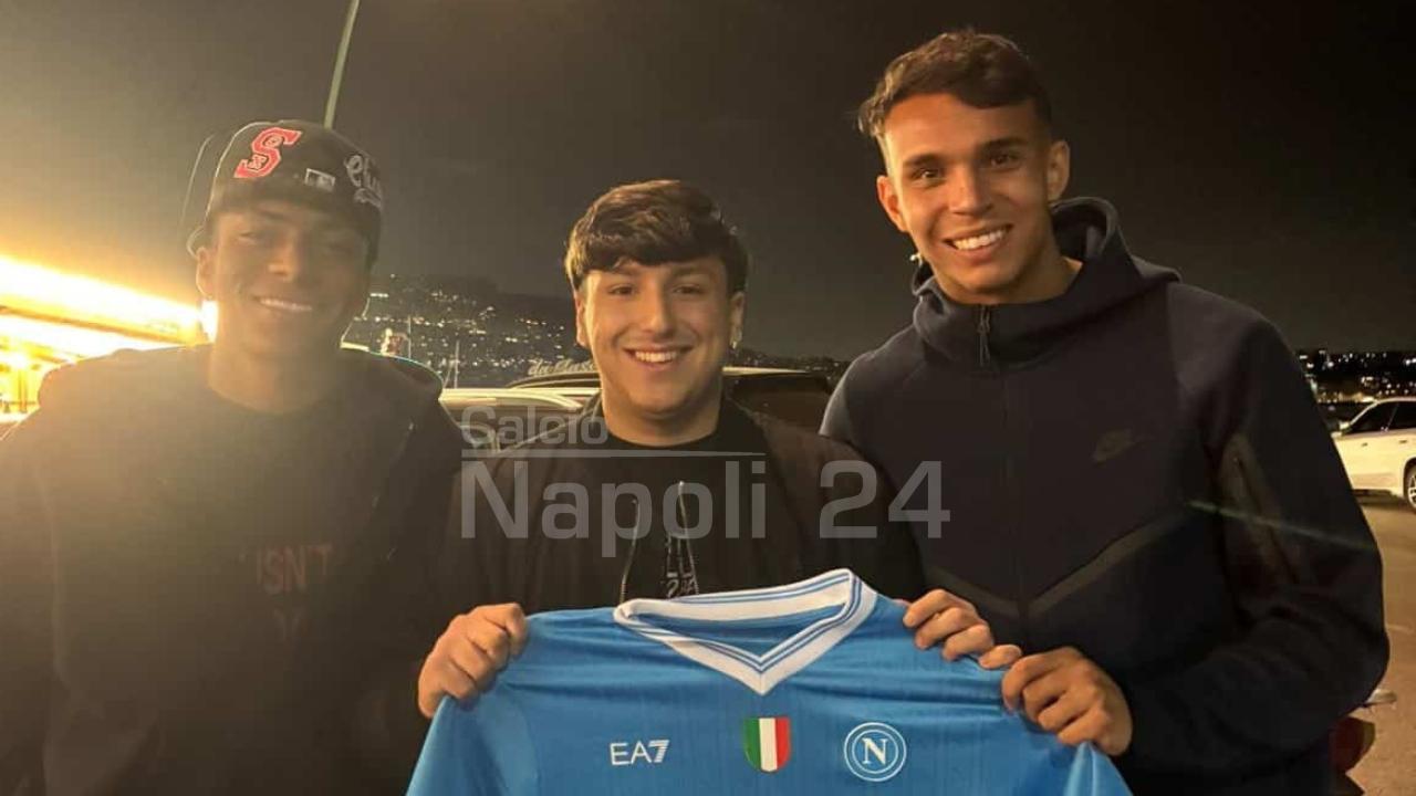 Alisson Santos e Giovane sempre insieme, hanno accontentato cos&igrave; i tifosi sul lungomare a Napoli | FOTO