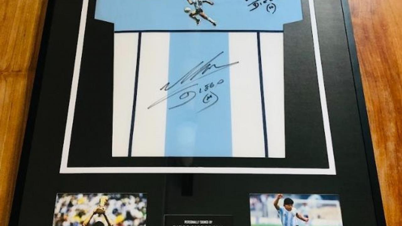 Cimeli da sogno: sapete a quanto &egrave; stata venduta maglia celebrativa firmata da Maradona?