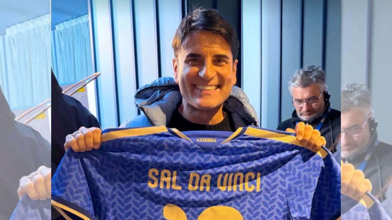 Italia-Irlanda del Nord, c'era anche Sal Da Vinci a Bergamo! La FIGC gli ha consegnato un regalo | FOTO