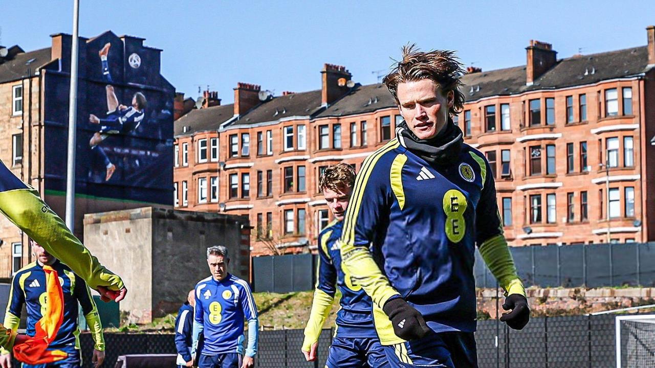 Murales McTominay, scenario da urlo per la Scozia: guardate dove si allena Scott | FOTO