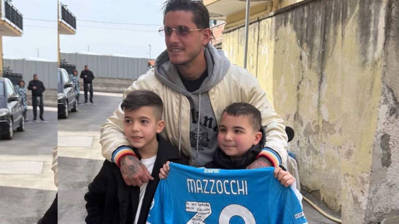 Domenica a Barra per Pasquale Mazzocchi! Maglia autografata in regalo per due bambini del quartiere | FOTO