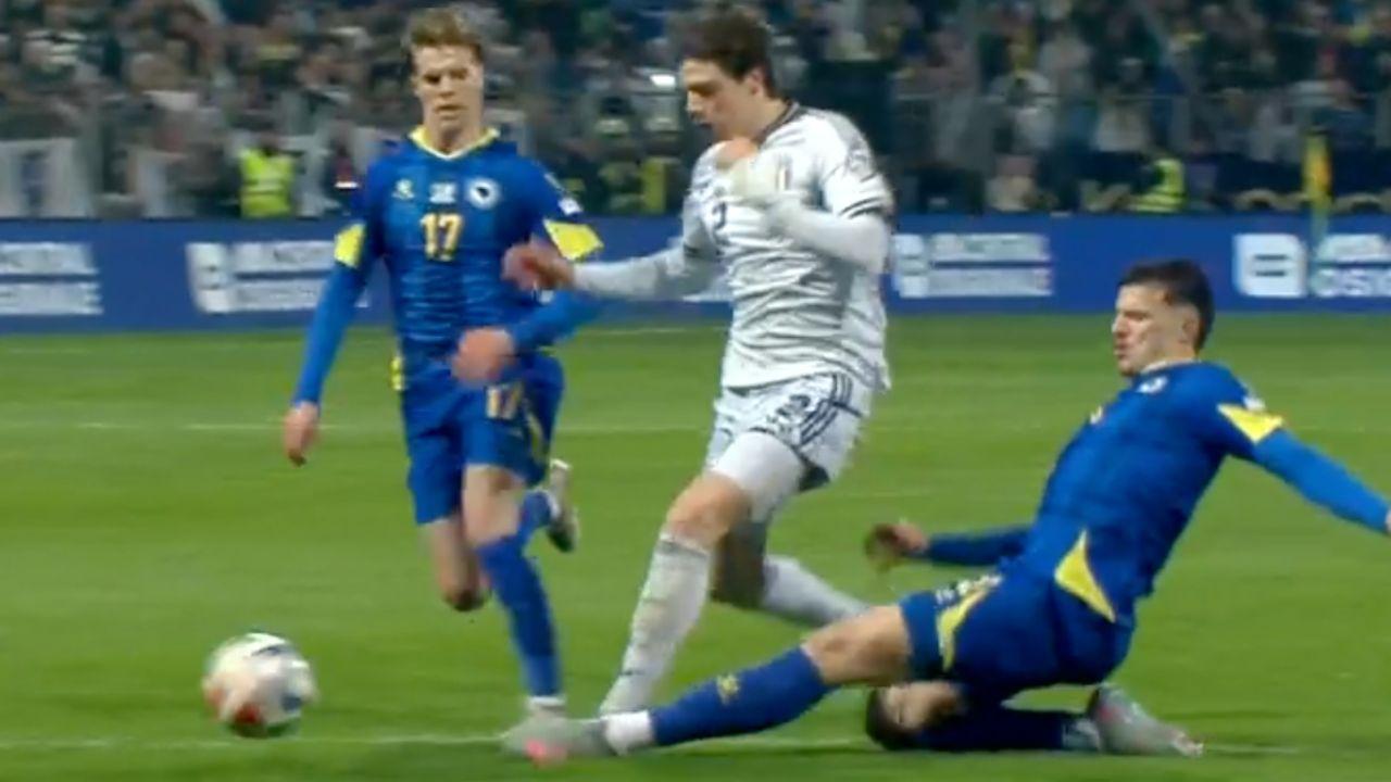 Moviola Bosnia-Italia, fallo su Palestra: Muharemovic graziato, manca un rosso | FOTO