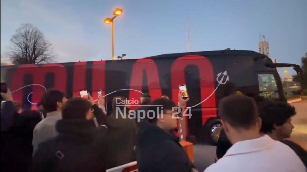 Milan arrivato a Napoli: il pullman passa e i tifosi restano a mani vuote | VIDEO CN24