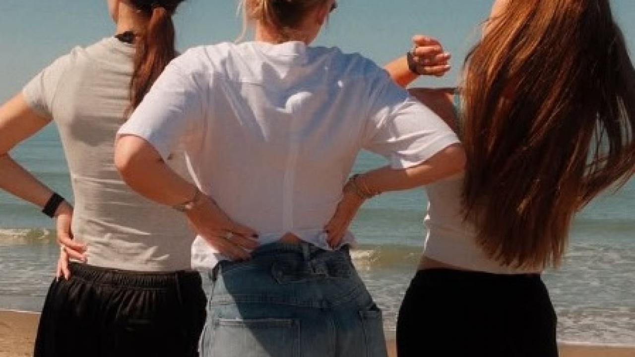 Ospiti speciali per Pasqua: lady De Bruyne con lady van Dijk sulla spiaggia di Varcaturo | FOTO