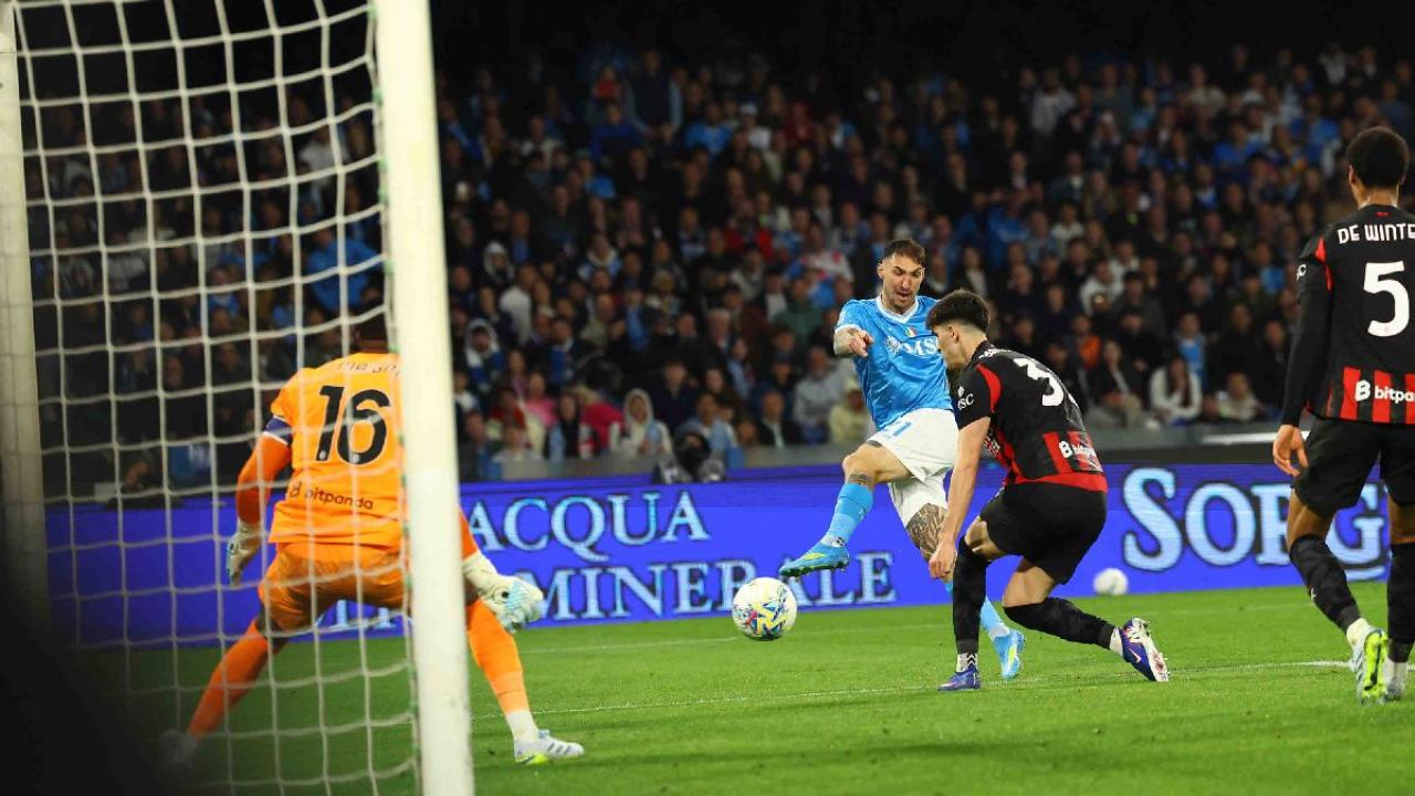 Napoli-Milan 1-0: la rovesciata di McTominay, il gol di Politano e la sfida Modric-De Bruyne | FOTOGALLERY