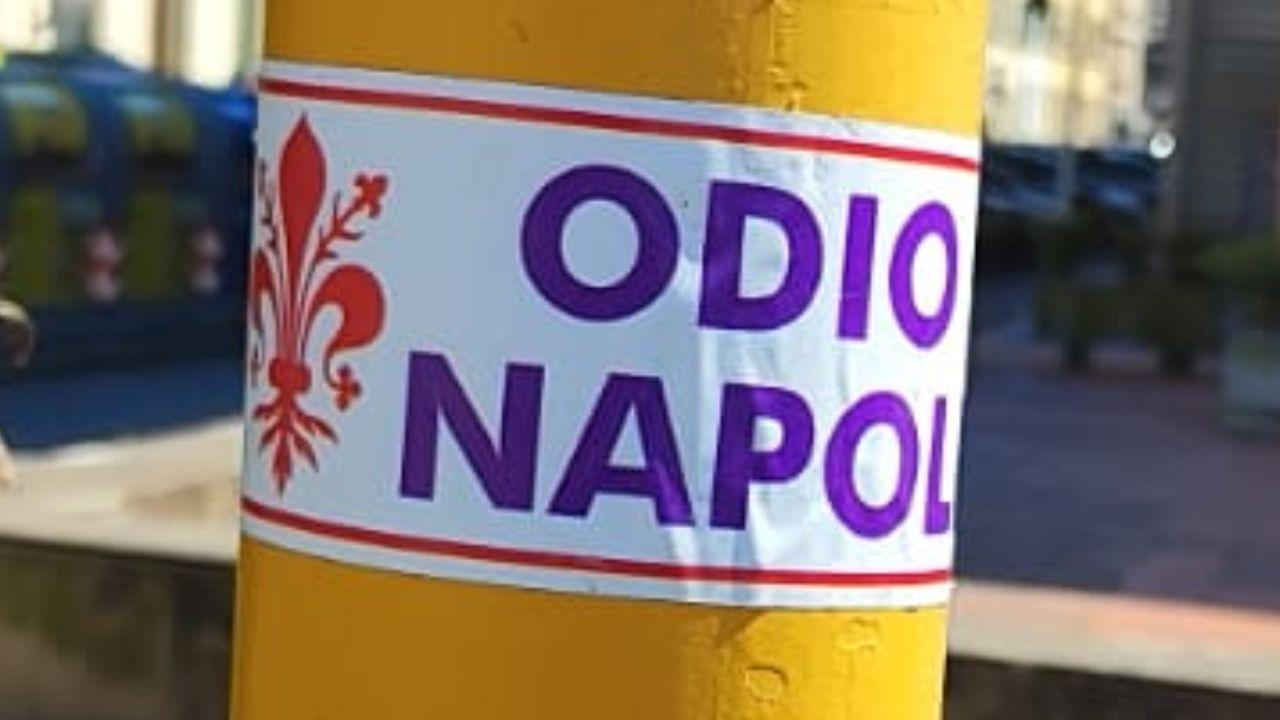 Adesivi contro Napoli a Firenze! Il giornalista Saverio Tommasi scende dall'auto e li stacca | FOTO