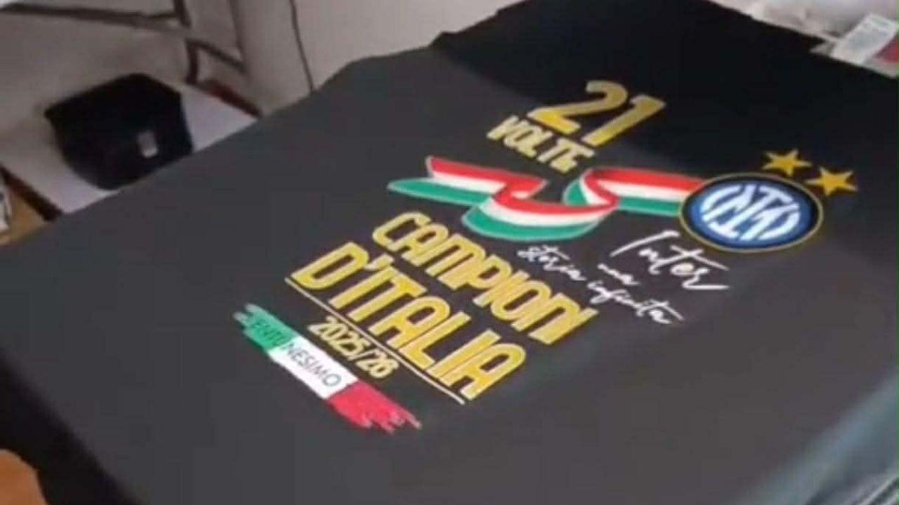 Altro che scaramanzia, spuntano gi&agrave; le magliette celebrative per lo Scudetto dell'Inter di quest'anno | FOTO