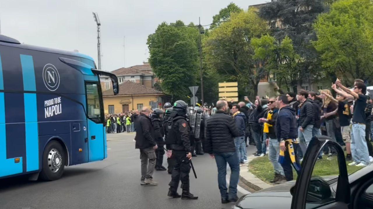 "Odio Napoli!": clima rovente all'esterno del Tardini, cori beceri contro il bus degli azzurri | VIDEO