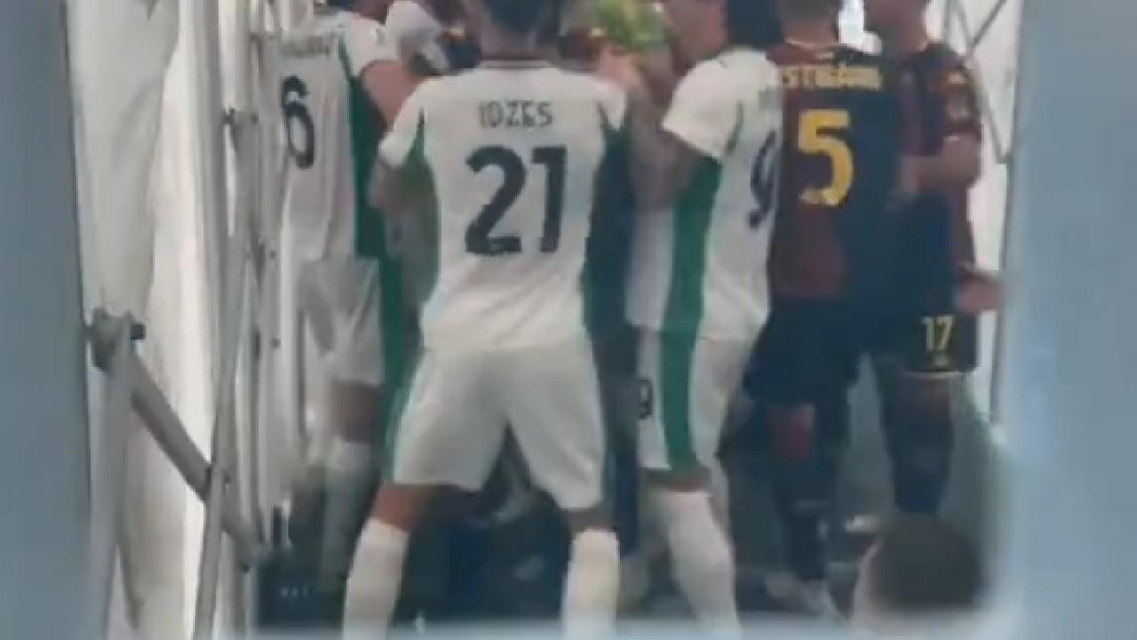 Rissa in Genoa-Sassuolo, Berardi e Ellertsson espulsi: la ricostruzione dell'accaduto nel tunnel | VIDEO