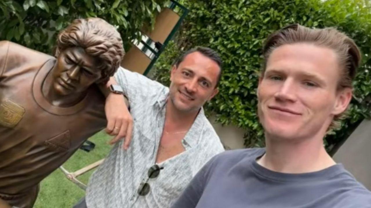 La statua di Maradona a casa di McTominay! Se l'&egrave; fatta mettere in giardino | VIDEO