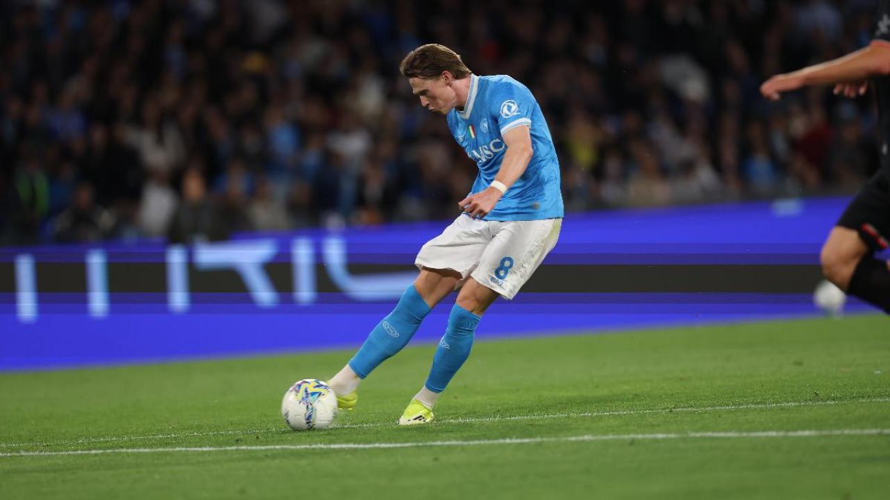 McTominay si fa ipnotizzare da Audero: il portiere della Cremonese para un calcio di rigore