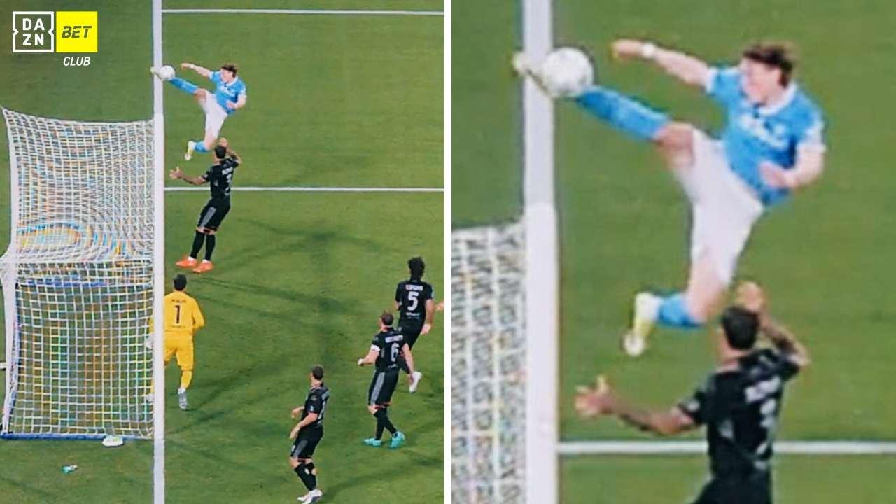 Acrobazia in volo di McTominay, l'immagine diventa virale | FOTO