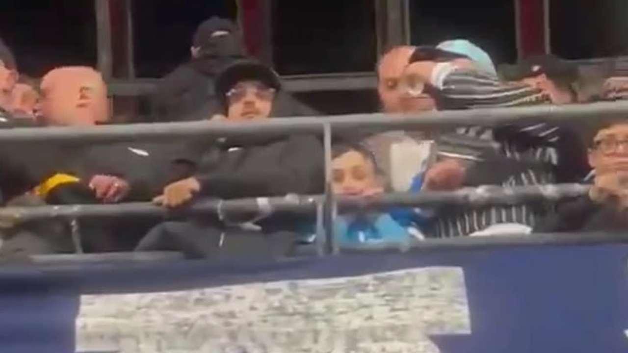 Napoli-Cremonese, il rapper Geolier tra gli ultras in Curva A! Lo stadio lo accoglie cos&igrave; | VIDEO