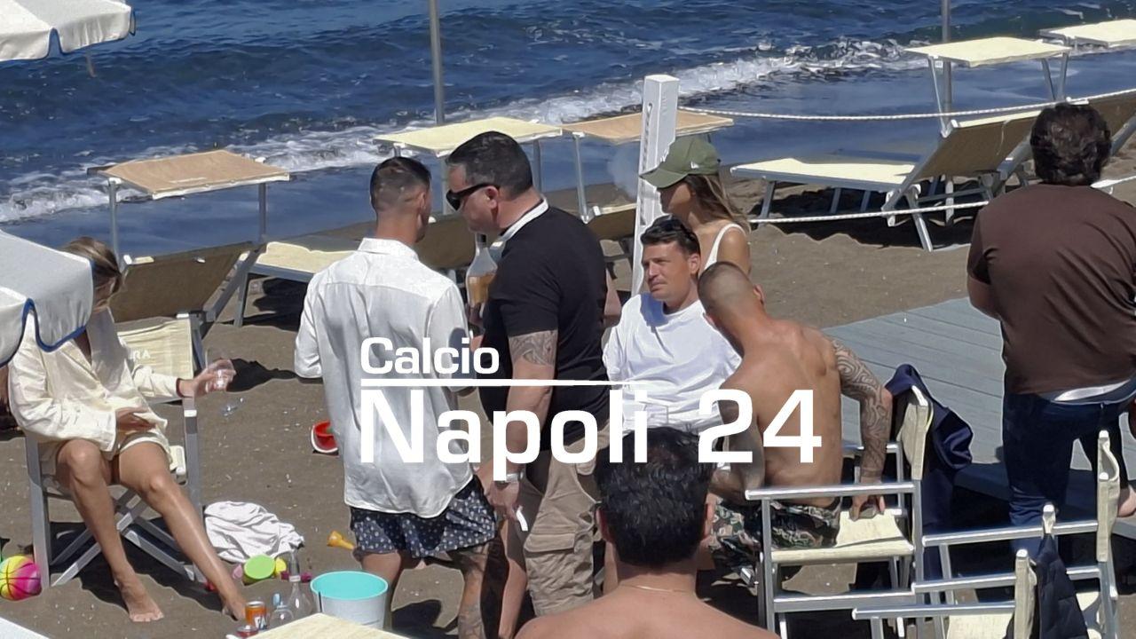 Relax al mare per Spinazzola e Politano: beccati in spiaggia a Procida | FOTO
