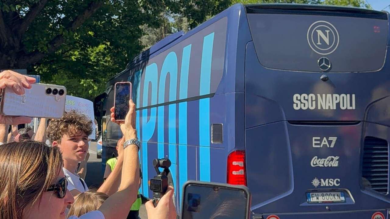 Como-Napoli, ecco gli azzurri! Squadra accolta cos&igrave; allo stadio Sinigaglia | VIDEO
