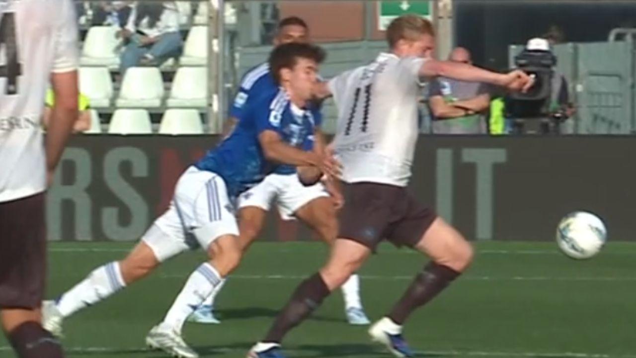 Moviola Como-Napoli: focus su 6 episodi, dalla gomitata di De Bruyne al judo contro McTominay