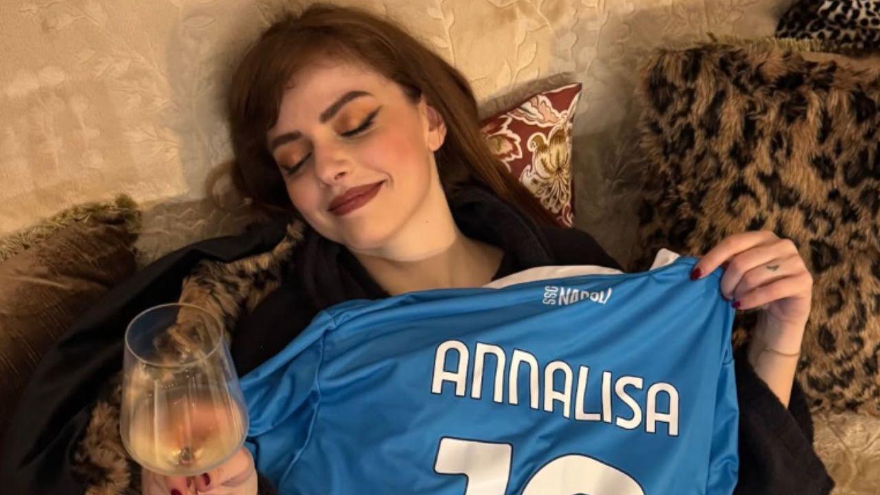 Annalisa in concerto al Palapartenope, scatto social con la maglia della SSC Napoli | FOTO