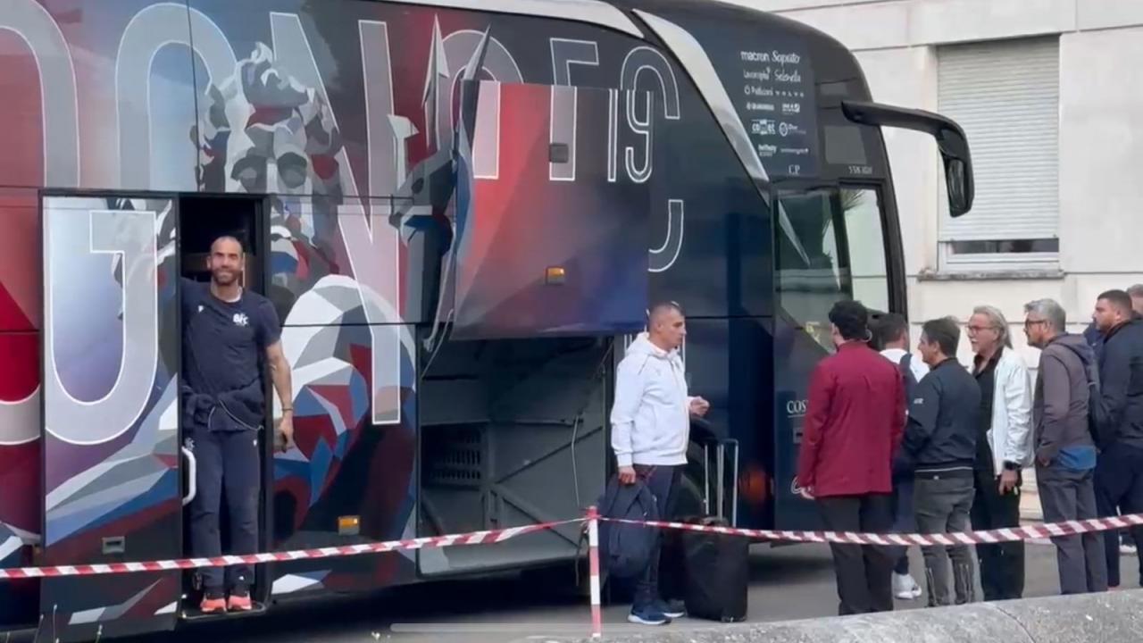 Il Bologna &egrave; arrivato a Napoli, bel gesto di De Silvestri verso i tifosi | VIDEO CN24