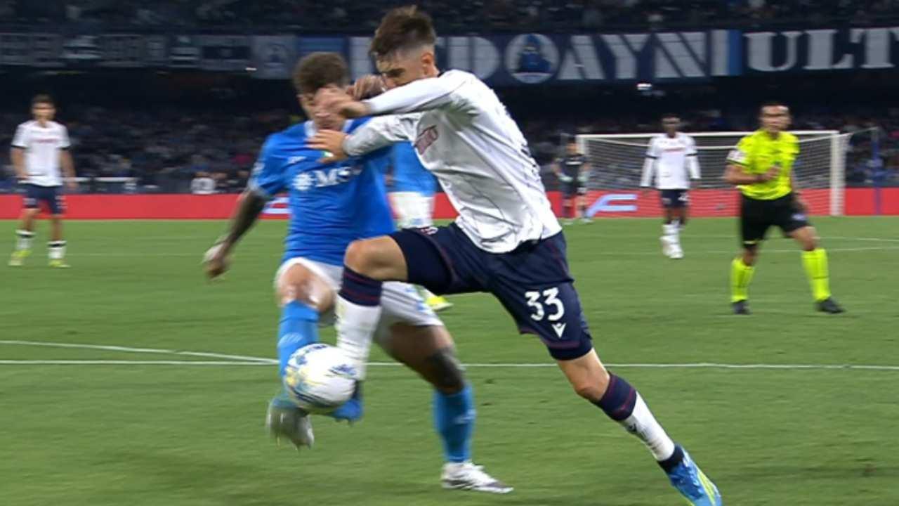 Moviola Napoli-Bologna, contatto Di Lorenzo-Miranda: l'arbitro assegna il rigore! Marelli: "Non lo tocca proprio il pallone" | FOTO