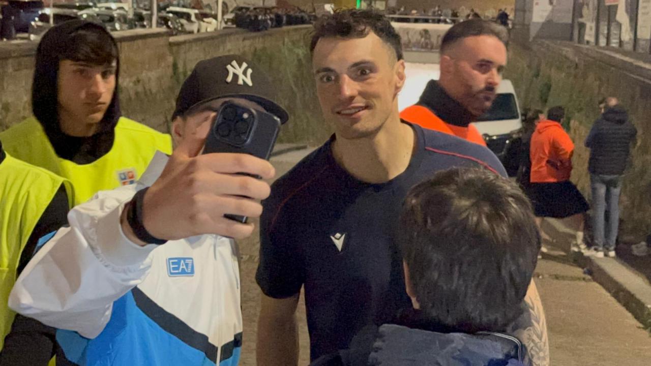 Un giocatore del Bologna &egrave; andato in mezzo ai tifosi del Napoli dopo la partita | VIDEO