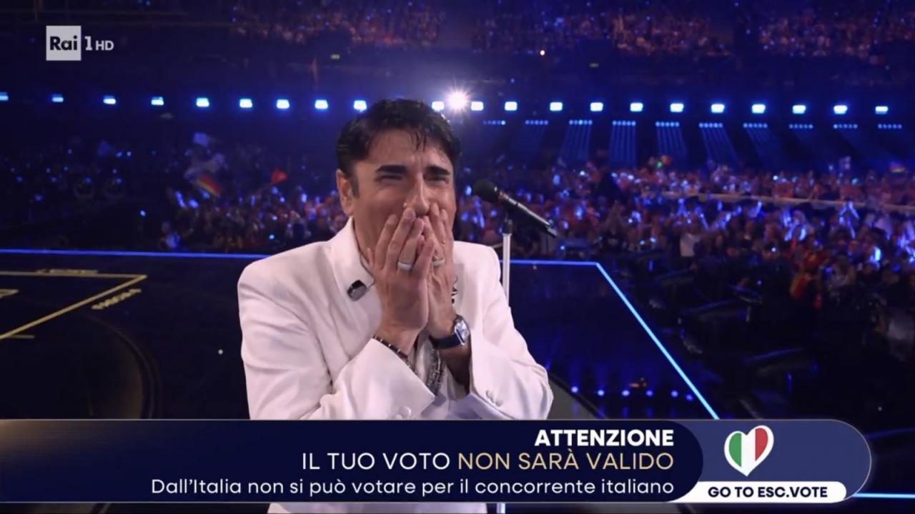Sal Da Vinci incanta l'Eurovision e si commuove a fine esibizione | FOTO