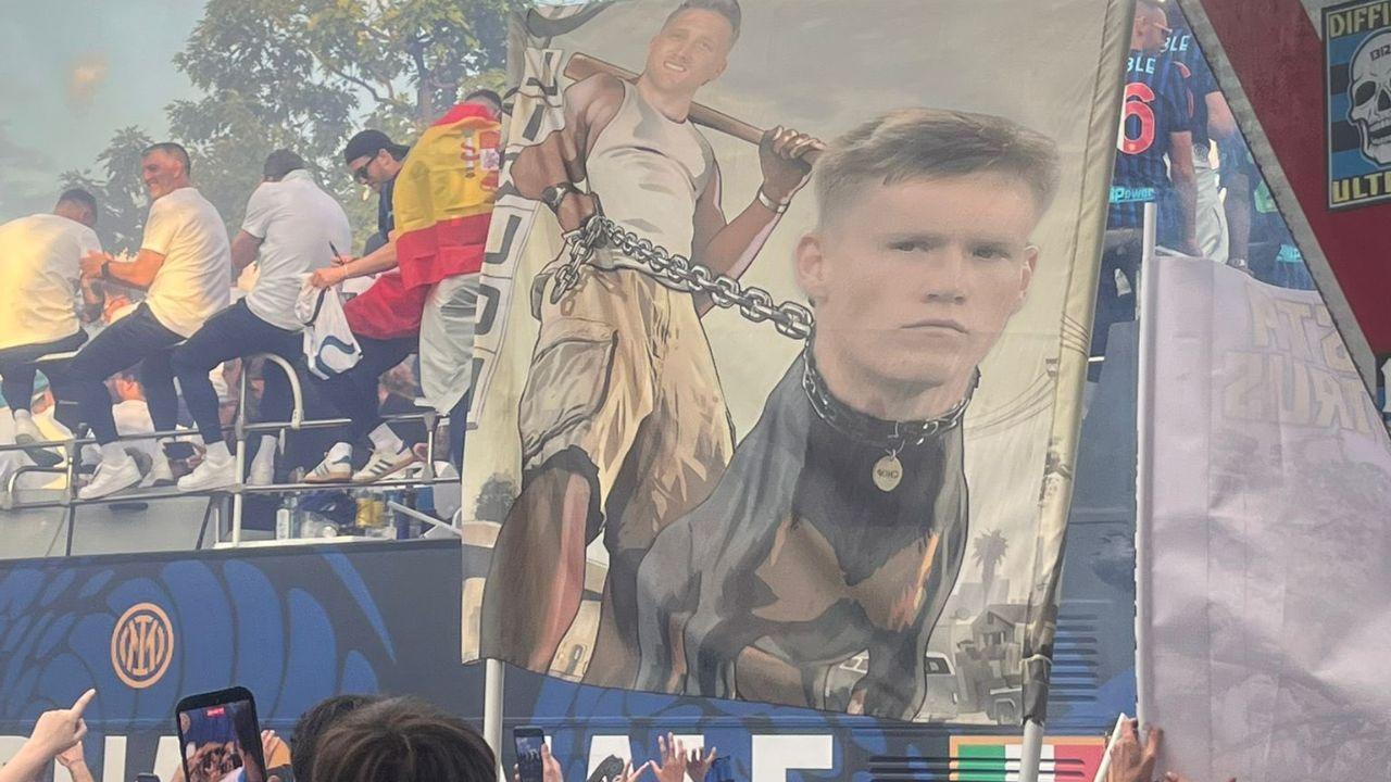 Festa scudetto Inter, sfott&ograve; ai napoletani con lo striscione di Zielinski che doma McTominay | FOTO