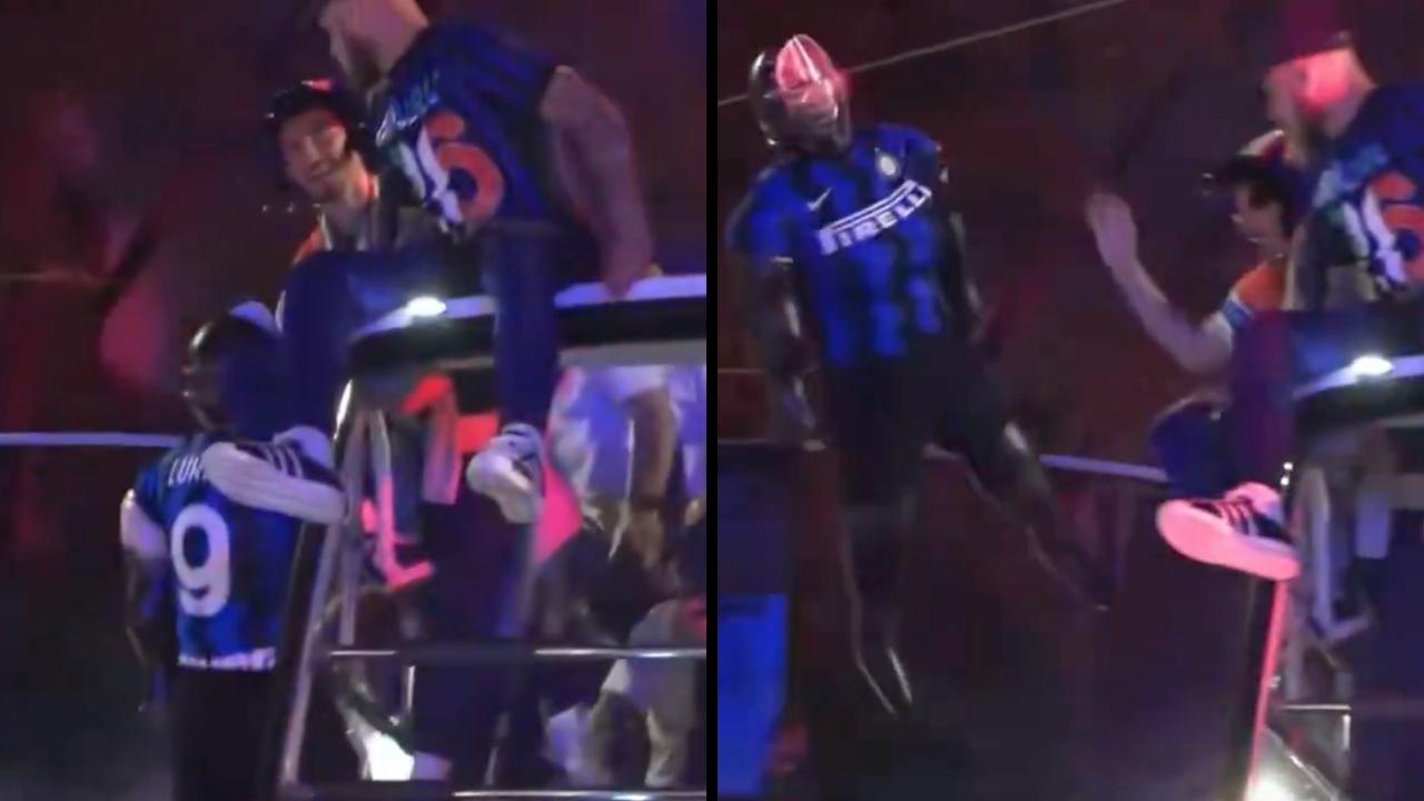 Festa Scudetto Inter, siparietto col gonfiabile di Lukaku: Dimarco e Sucic reagiscono "male"! | VIDEO