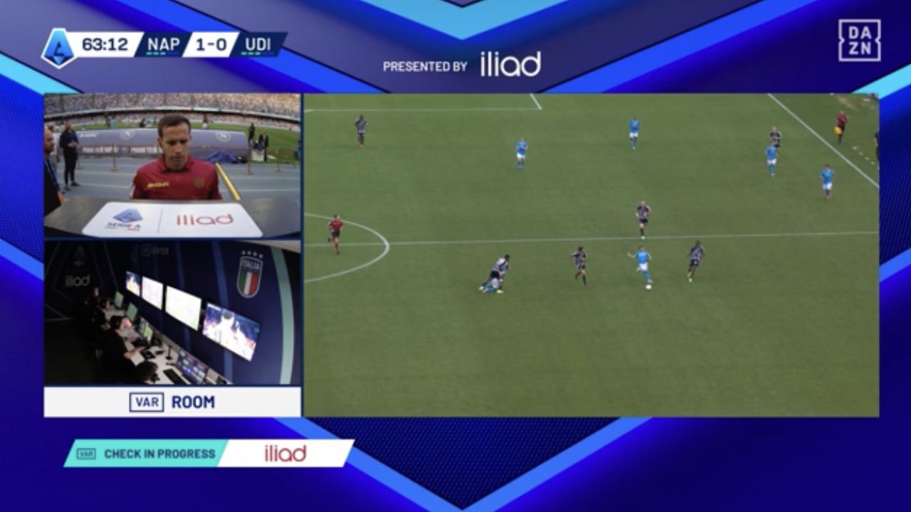 Moviola Napoli-Udinese, espulso Kabasele: condotta violenta su Hojlund, &egrave; rosso | FOTO