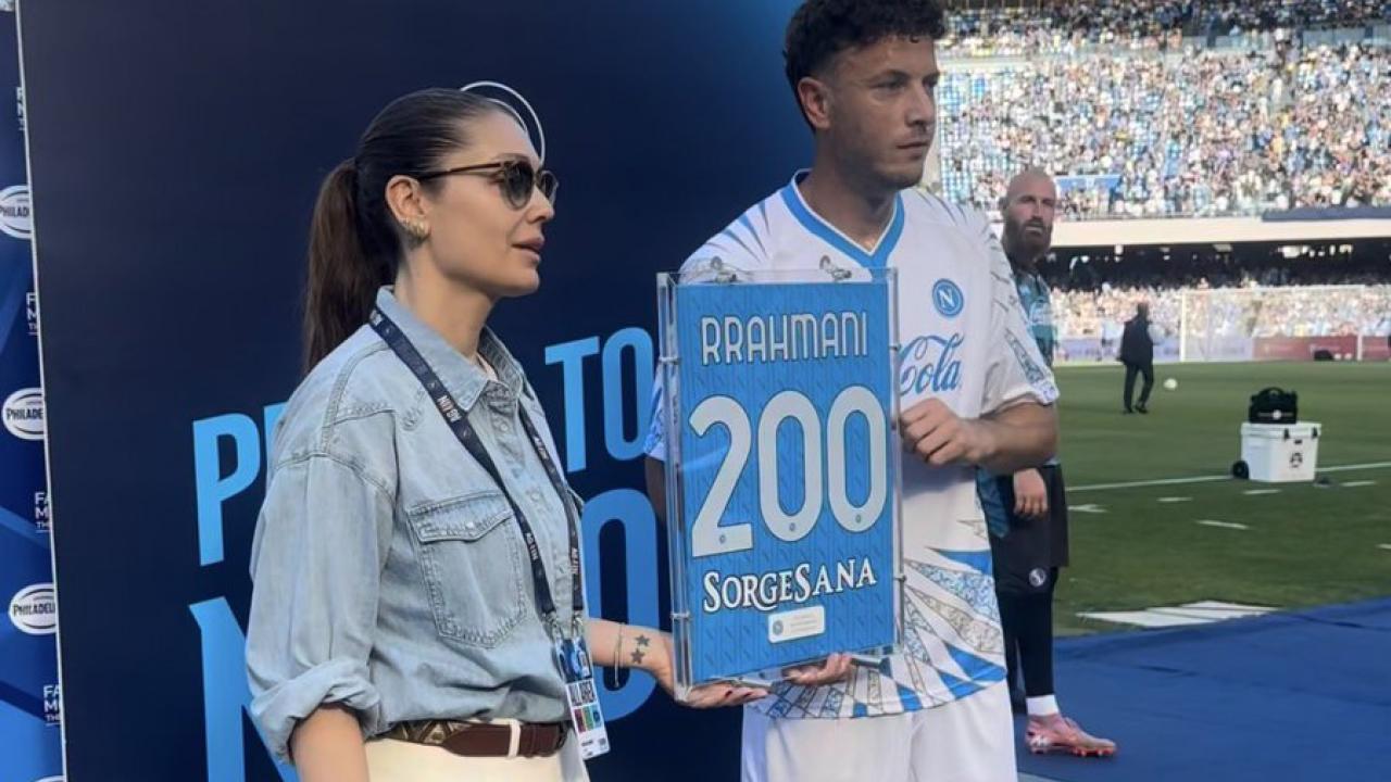 Rrahmani ha ricevuto una maglia speciale per le 200 presenze con il Napoli