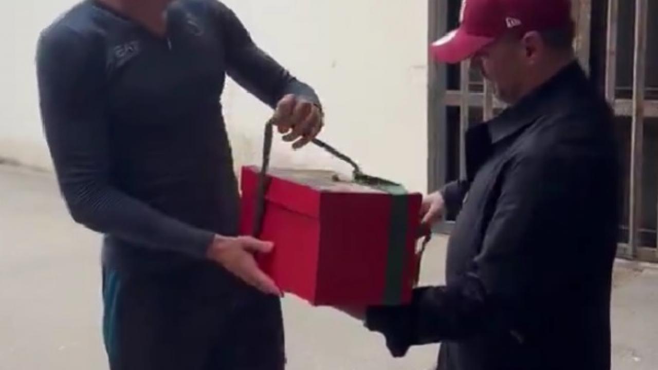 Di Virgilio consegna a McTominay una speciale statuina personalizzata | VIDEO
