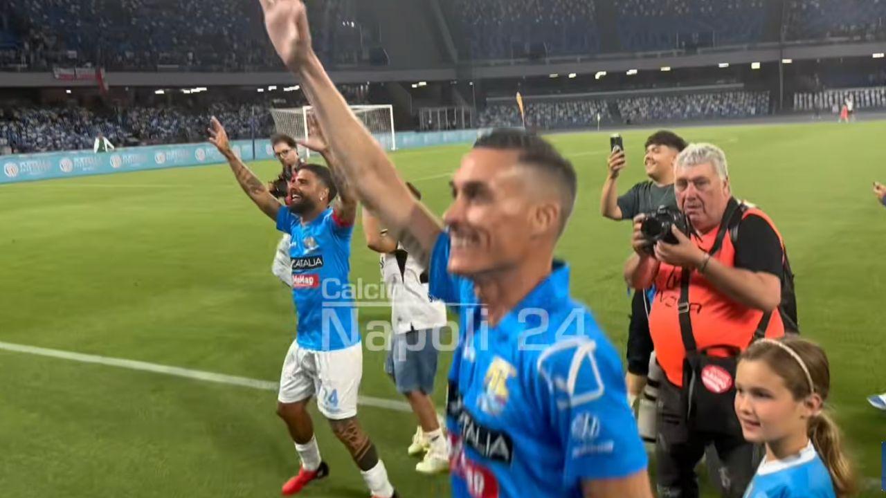 Insigne e Callejon scatenati al Maradona! Giro di campo emozionante con i figli | VIDEO