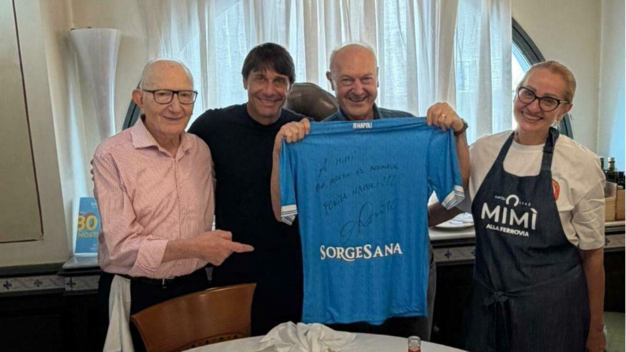 Conte &egrave; ancora in citt&agrave;, pranzo con una leggenda del Napoli da Mim&igrave; alla Ferrovia | FOTO