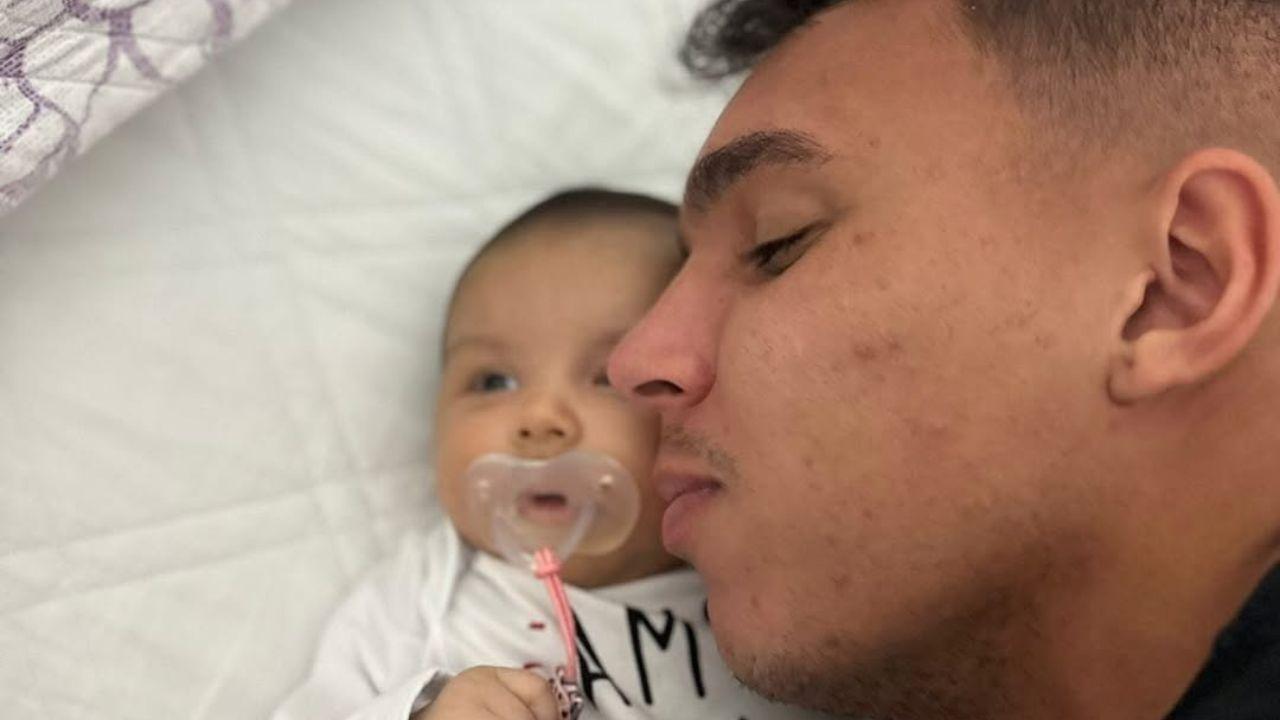 Giovane festeggia il compleanno di sua figlia con una bellissima lettera d'amore