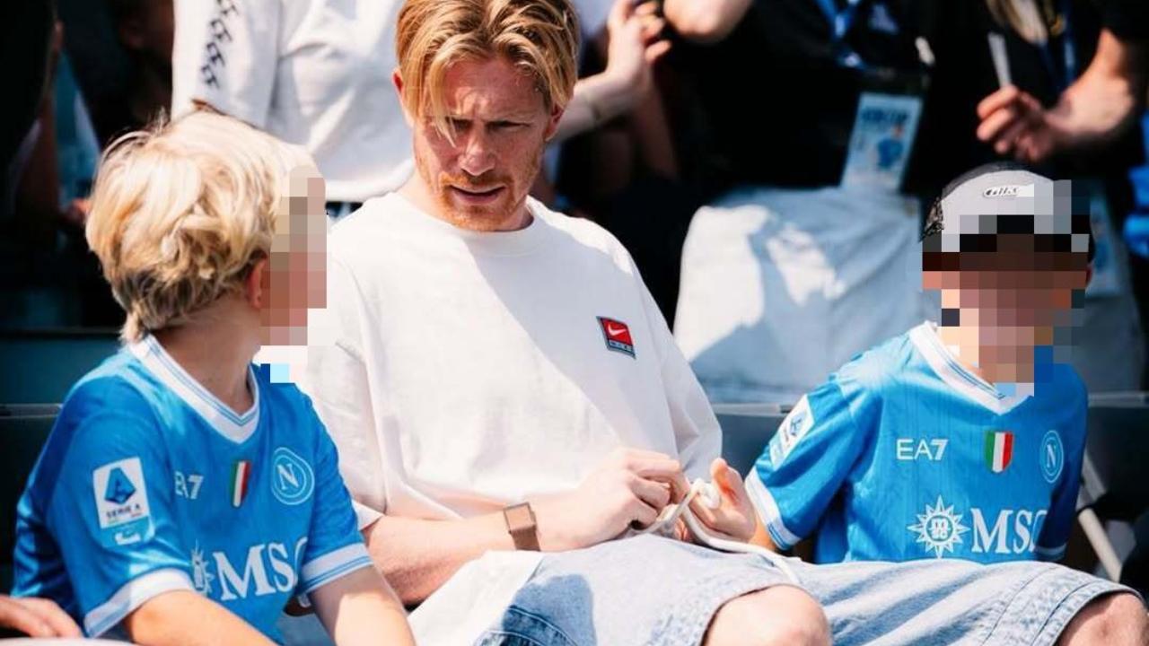 De Bruyne: i figli Mason e Rome alla KDB Cup con la maglia del Napoli! | FOTO