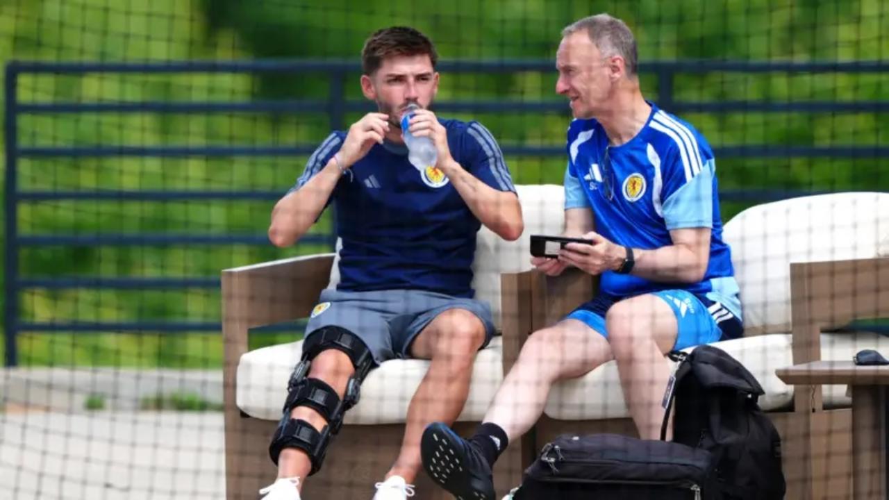 Scozia, c'&egrave; anche Gilmour a Boston con la nazionale! Col tutore a bordocampo carica i compagni | FOTO