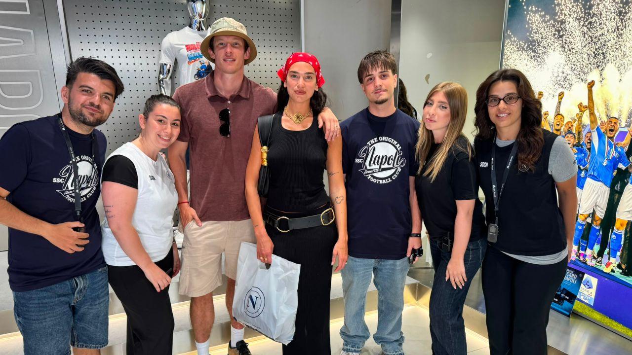 Dua Lipa e Callum Turner a Napoli! Shopping allo store SSC Napoli di Piazza San Domenico | FOTO