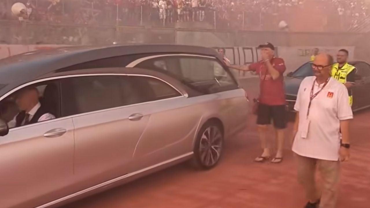L'ultimo saluto ad Igor Protti: il feretro allo stadio Picchi di Livorno, immagini da brividi | VIDEO