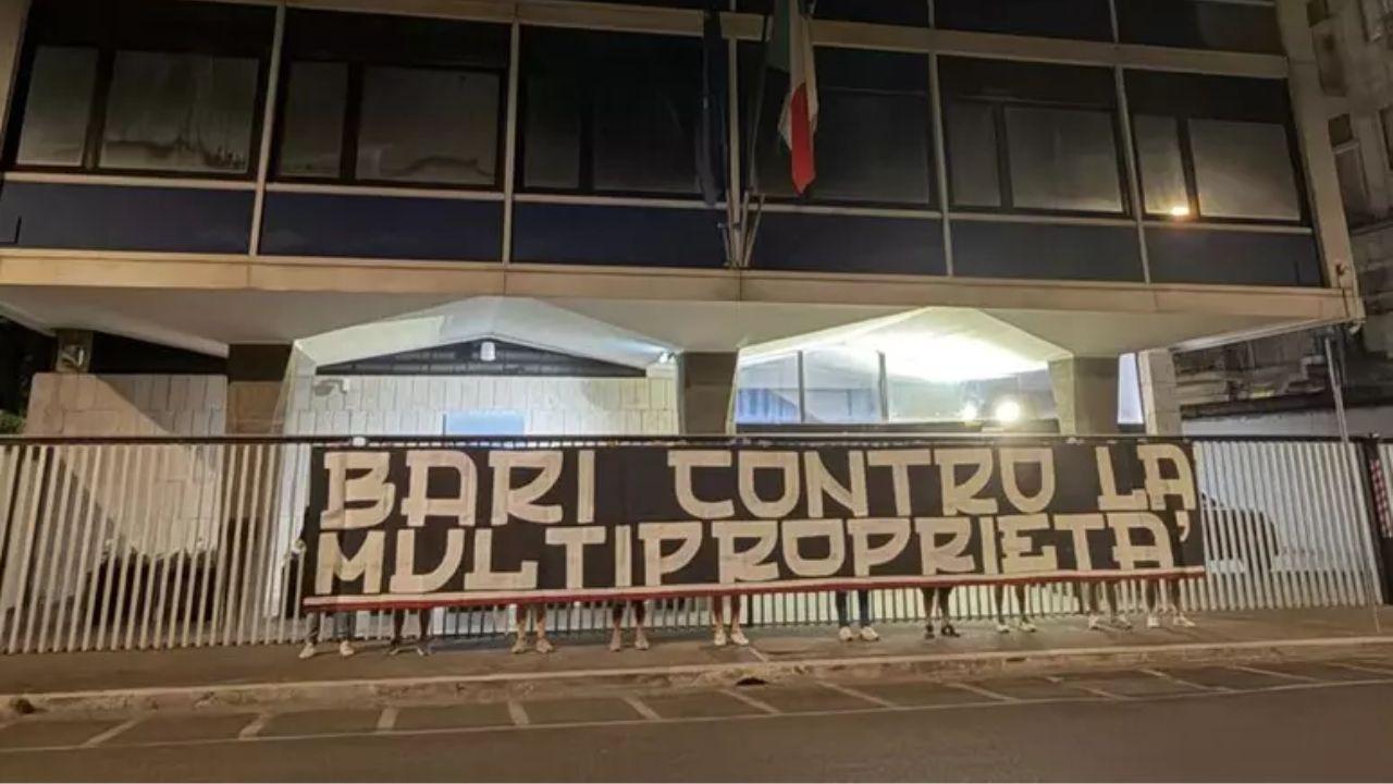 Bari, &egrave; ancora caos contro i De Laurentiis: due striscioni esposti a Roma, il messaggio &egrave; diretto alla FIGC | FOTO
