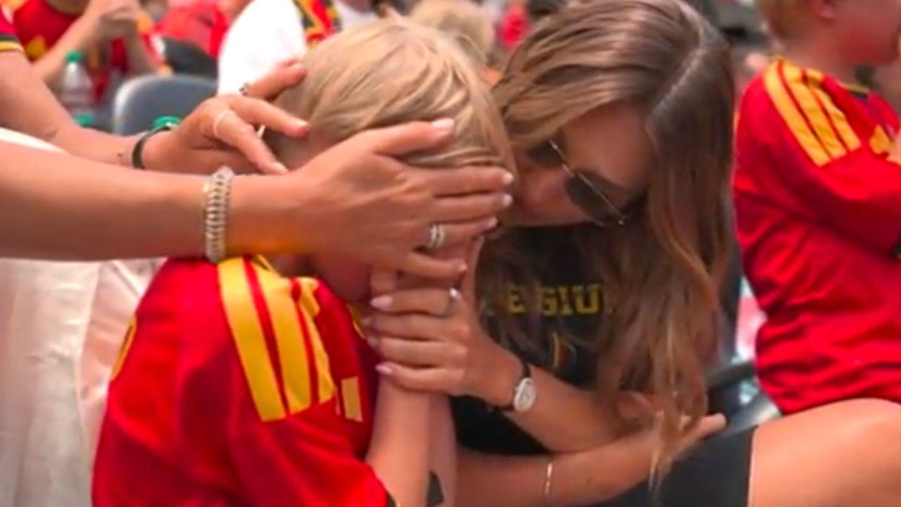Belgio-Iran, il figlio di De Bruyne in lacrime: Mason consolato da mamma Michele sugli spalti | FOTO