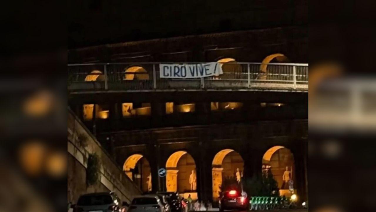 "Ciro vive!": striscione all'esterno del Colosseo in memoria di Ciro Esposito | FOTO