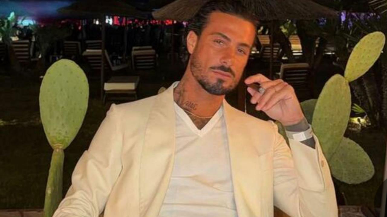 Paura per Armando Izzo: rapina in pieno centro, rubato il suo prezioso orologio a Terracina