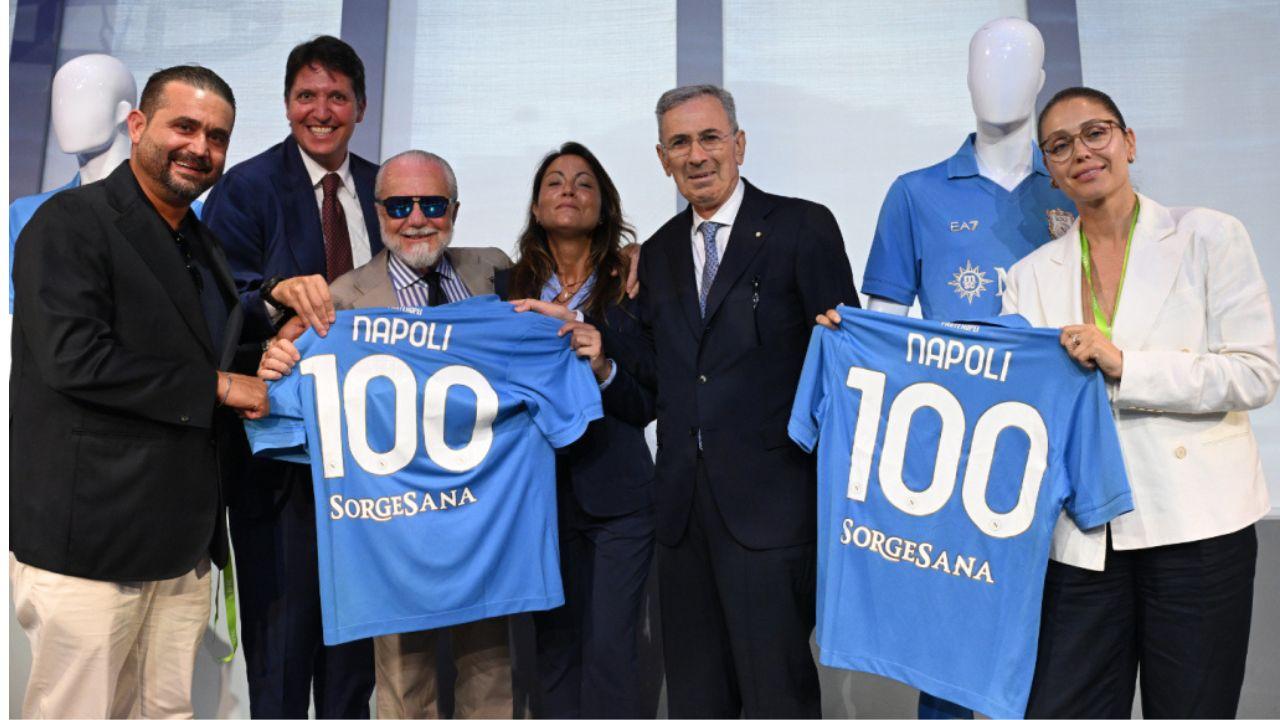 Maglia Napoli Centenario presentata a bordo di MSC World Europa! De Laurentiis: "Impegno a continuare a crescere" | FOTO