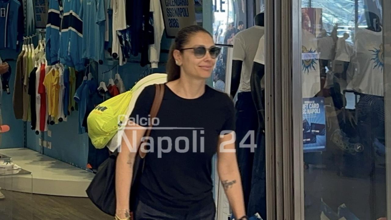Nuova maglia Napoli, &egrave; record di vendite in neanche 24 ore! Valentina De Laurentiis in giro negli store in citt&agrave; | VIDEO ESCLUSIVO