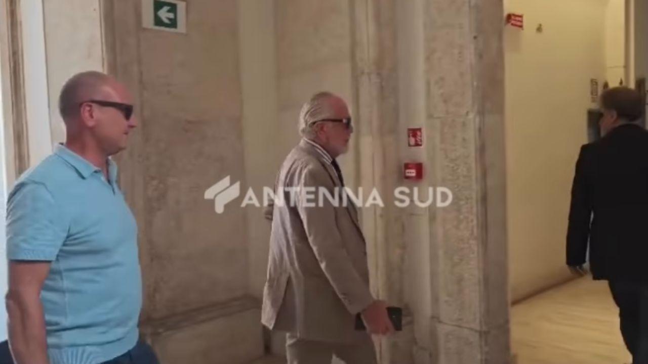 La Guardia di Finanza nella sede Filmauro: l'arrivo del presidente Aurelio De Laurentiis | VIDEO