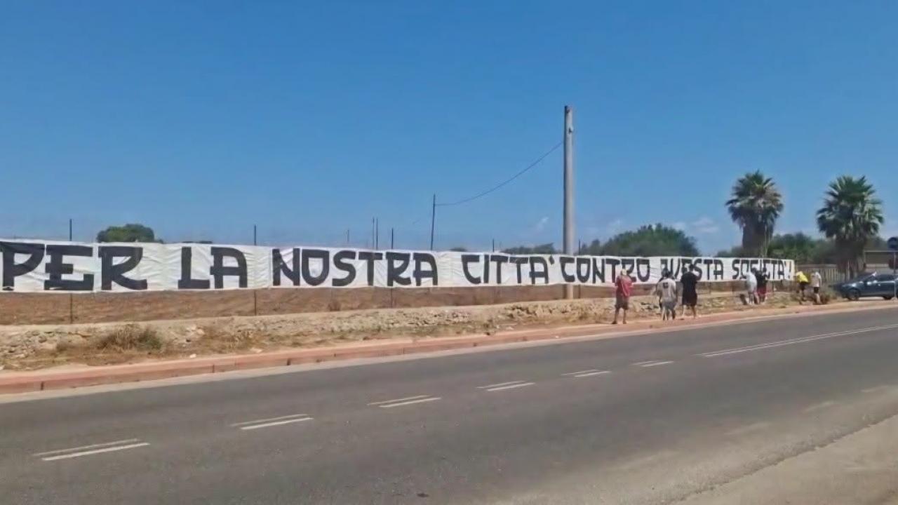 Bari, conferenza stampa Marino-Rastelli disertata da una parte della stampa. Gli ultras espongono striscione emblematico | FOTO