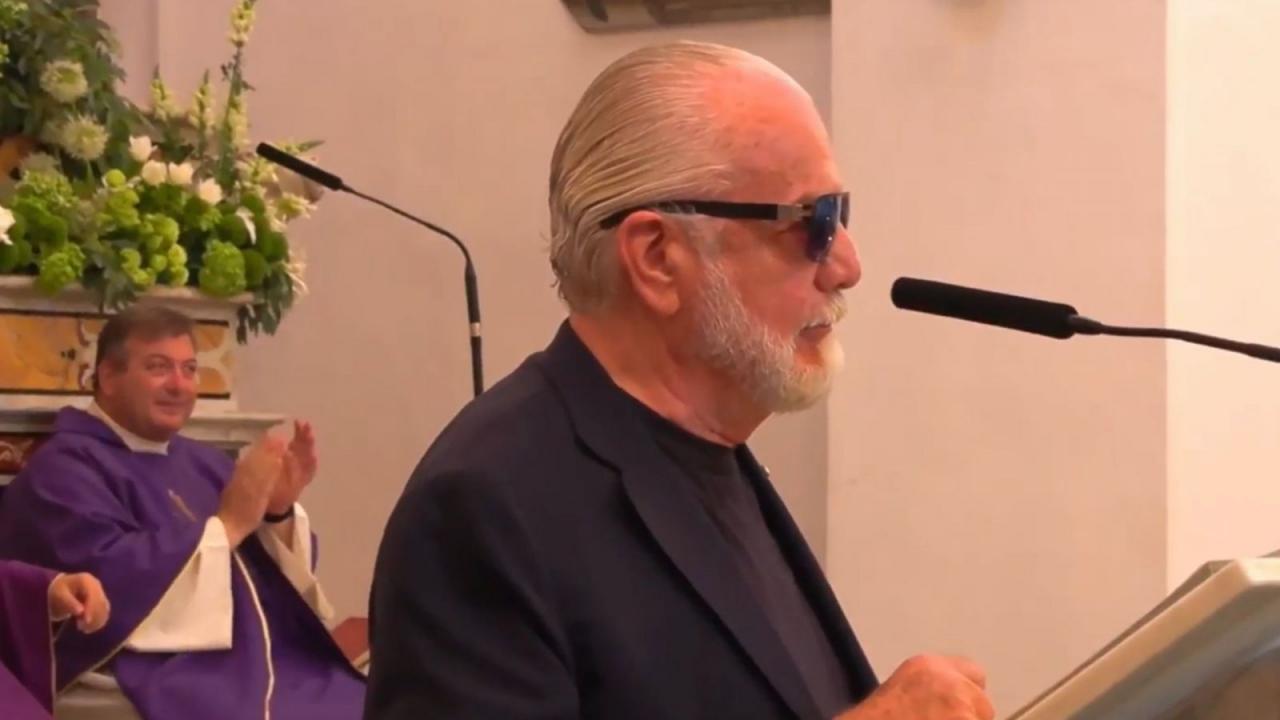 De Laurentiis ricorda Peppino Di Capri: "Al Maradona il suo inno per il Napoli!". Poi si commuove durante il discorso in chiesa | FOTO