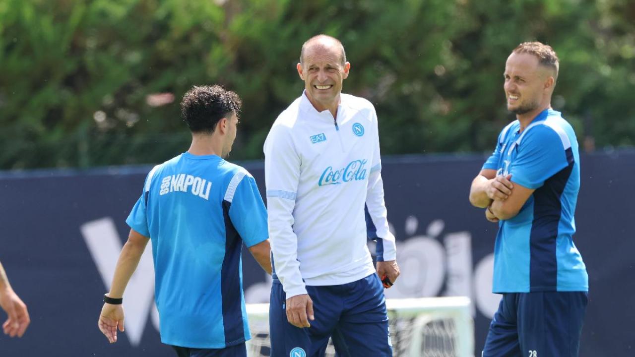 L'occhio vigile di Manna, Allegri al centro dell'azione e la botta rimediata da Lucca: tutte le immagini dell'allenamento mattutino | FOTOGALLERY CN24