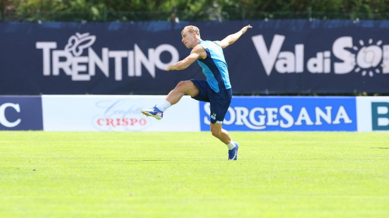 Dalle risate Anguissa-Giovane-Alisson ai tiri di Hojlund e Lucca: tutti gli scatti dell'allenamento mattutino | FOTOGALLERY CN24